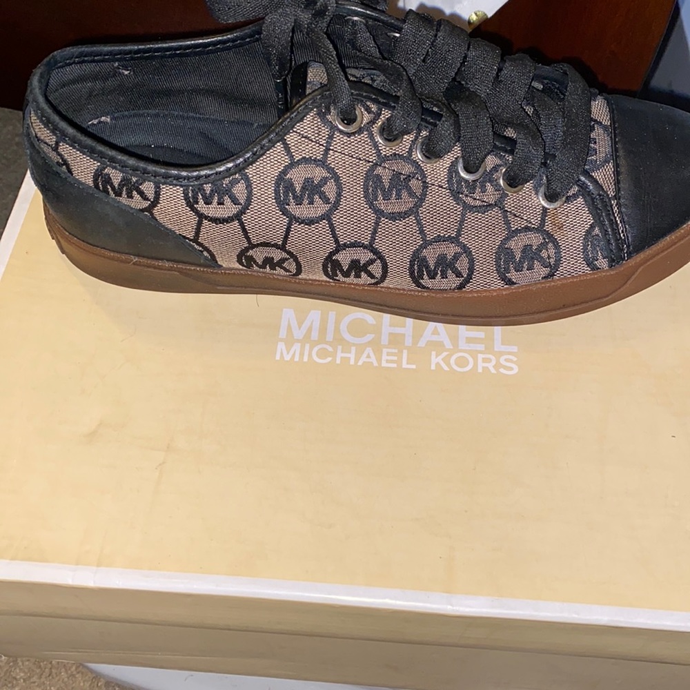 This is a very nice Michael Kors city sneaker